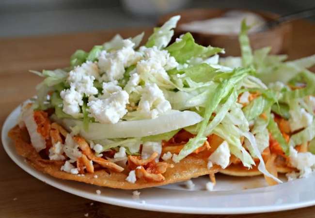 tostada de tinga IBLIS MAGAZINE