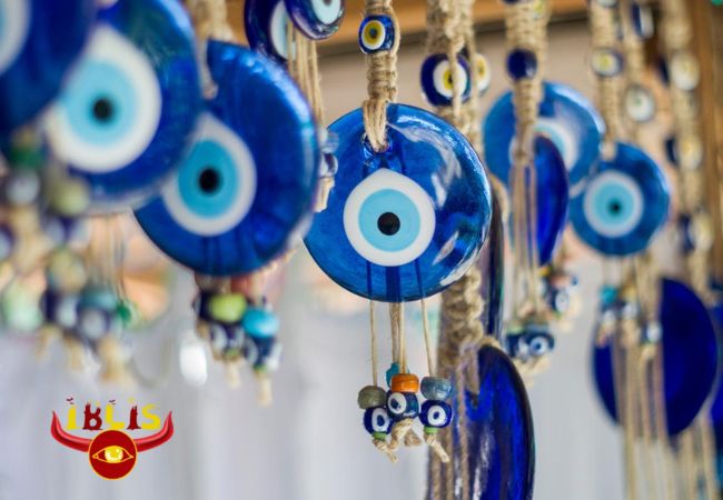 Amuletos Protectores: El Poder Invisible que Blindará Tu Energía